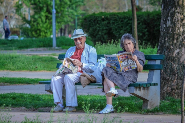 Senioren auf Bank im Park.