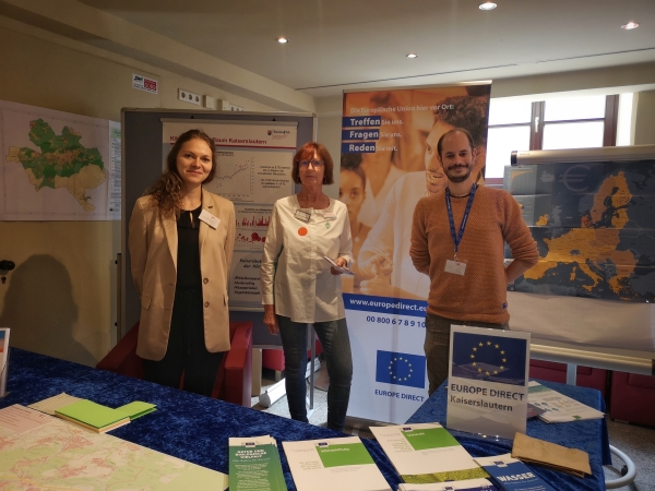 Zu sehen ist Anja Jung, Klimaanpassungsmanagerin der Stadt Kaiserslautern, Frau Ruster-Hebel vom Seniorenbereit sowie Benjamin Bergner von Europa Direct auf der Seniorenmesse in Kaiserslautern. 