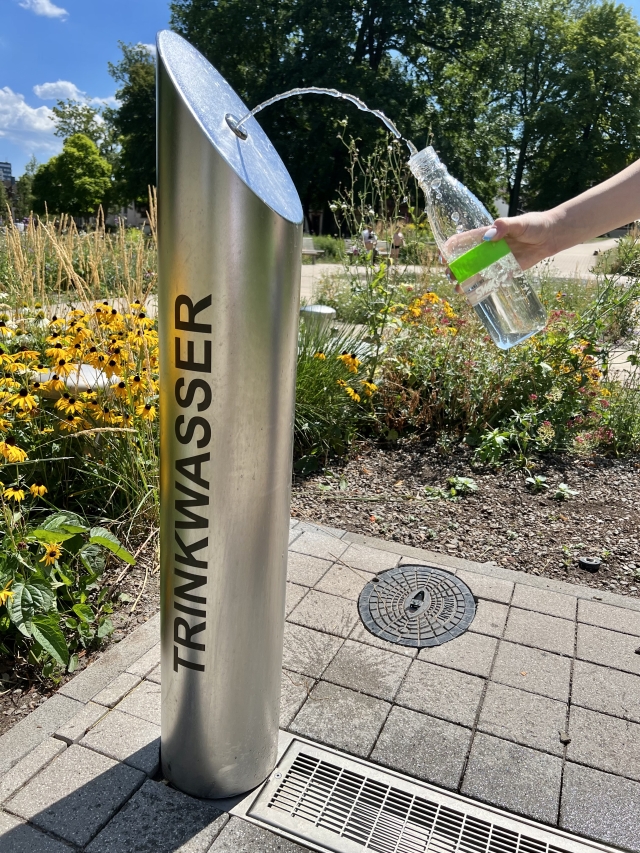 Trinkwasserspender im Stadtpark Kaiserslautern an dem eine Flasche befüllt wird. © SWK Kaiserslautern