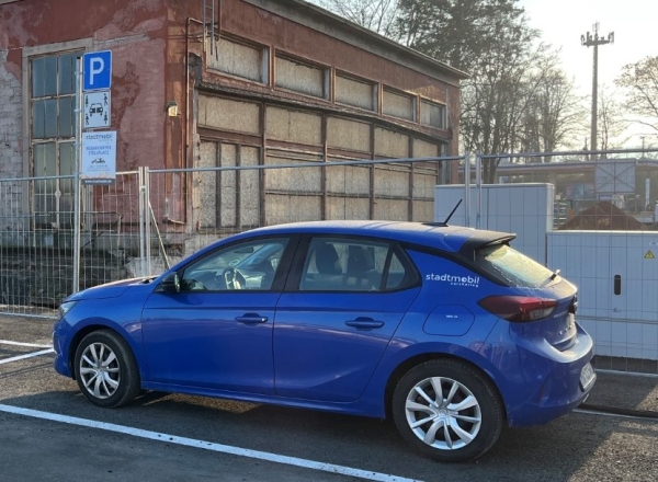 Das Foto zeigt ein Car-Sharing-Fahrzeug vor der Mobilitätsstation im Pfaff-Gelände.