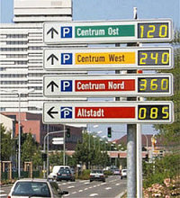 Eine Anzeigetafel des Parkleitsystems mit den Bereichen Centrum Ost in grün, Centrum West in gelb und Centrum Nord/Altstadt in rot.