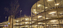 Das moderne und offene Parkhaus am Hauptbahnhof