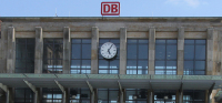 Der Hauptbahnhof Kaiserslautern mit dem Logo der Deutschen Bahn.