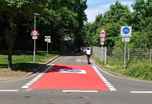 Das Bild zeigt die Fahrradstraße an der Einmündung Rütschhofstraße und Erzhütter Straße