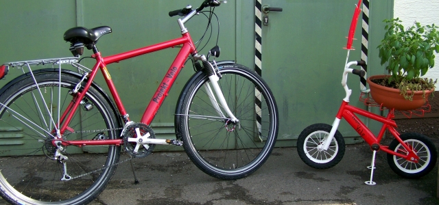 Das Bild zeigt zwei Fahrräder