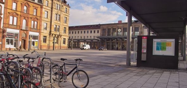 Gebäude Hauptbahnhof mit Fahrrädern im Vordergrund