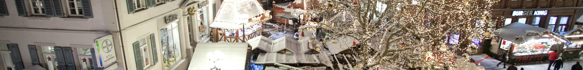 Blick von oben auf den Weihnachtsmarkt vor der Stiftskirche