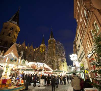 Aufnahme des Weihnachtsmarktes vor der Stiftskirche