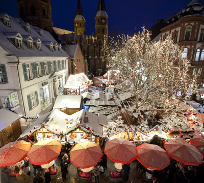 Blick von oben auf den Weihnachtsmarkt vor der Stiftskirche