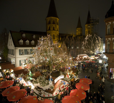 Blick von oben auf den Weihnachtsmarkt vor der Stiftskirche