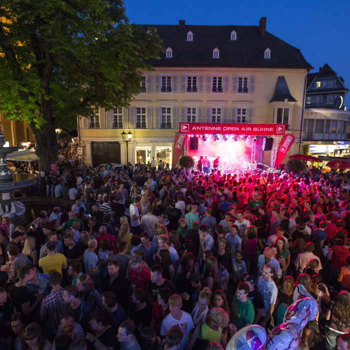 eine Band performt auf der Bühne am Martinsplatz am Abend mit jeder Menge Altstadtfestbesucher