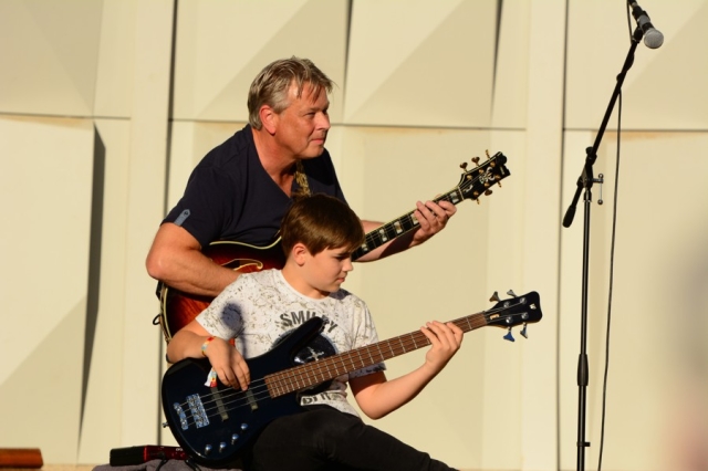 Ro Gebhardt an der Gitarre und Alec Gebhardt am Bass © Gebhardt