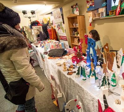 weihnachtliche Holzfiguren mit Kundin und Verkäuferin