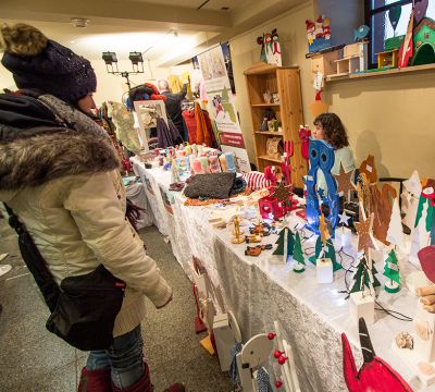 weihnachtliche Holzfiguren mit Kundin und Verkäuferin