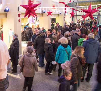 Besucher des Kulturmarkts in der weihnachtlich geschmückten Fruchthalle