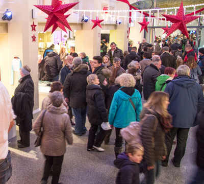 Besucher des Kulturmarkts in der weihnachtlich geschmückten Fruchthalle